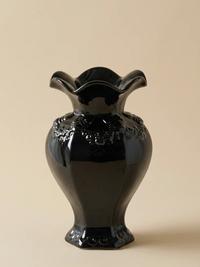 黒い陶器の花器 ラッフルドセラミックベース - ゴシックブラック – Chavanic