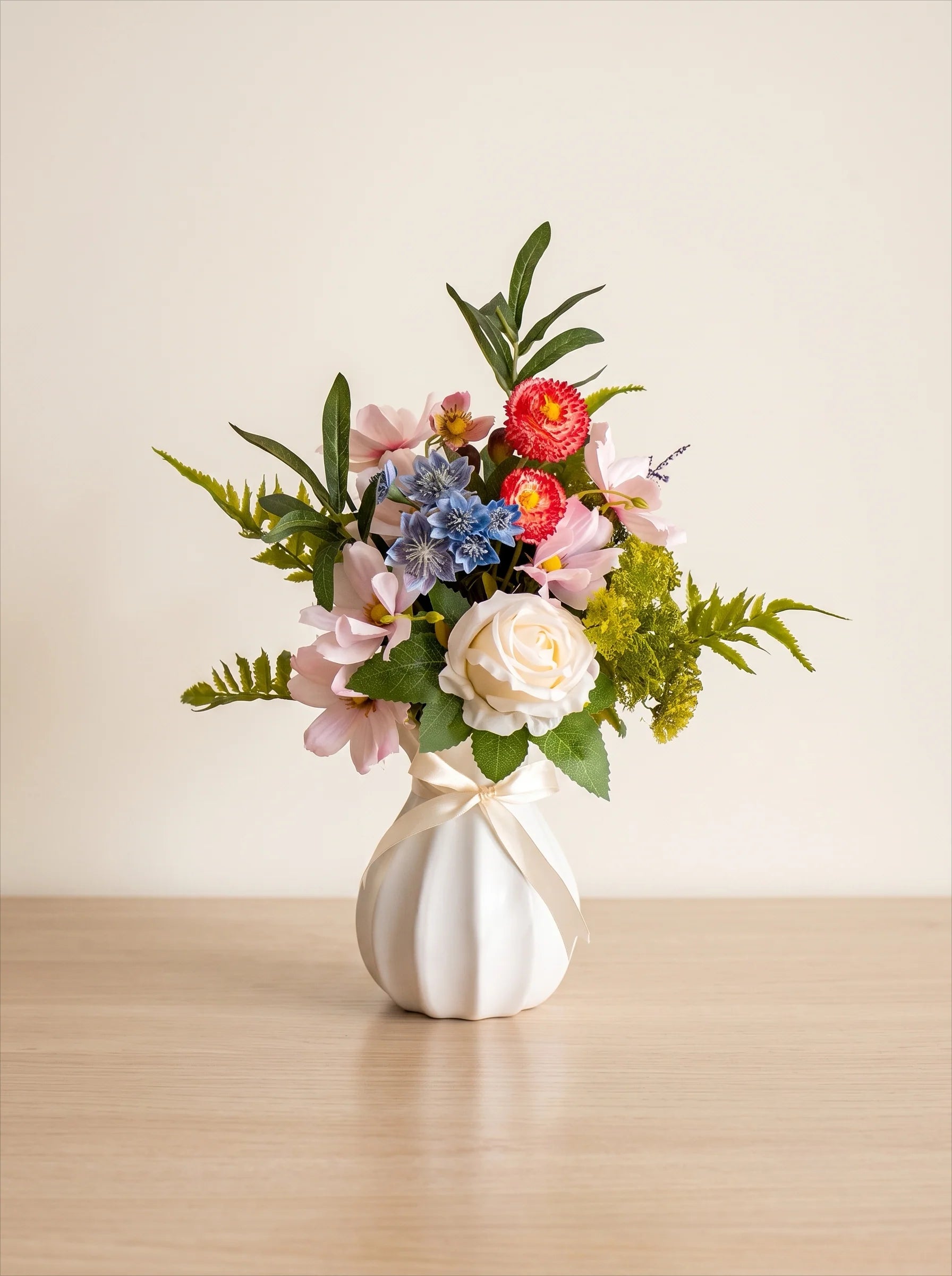 Arrangement floral artificiel multicolore fleurs mélangées avec rose blanche et verdure