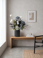 Künstliches Blumenarrangement - Blaue & Weiße Blüten mit Dunklem Laub