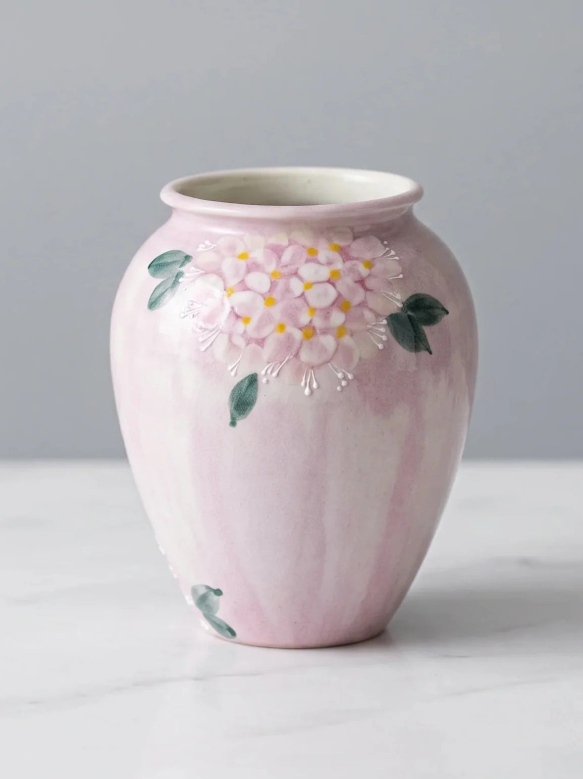 Handbeschilderde keramieken vaas met zachtlila hortensia