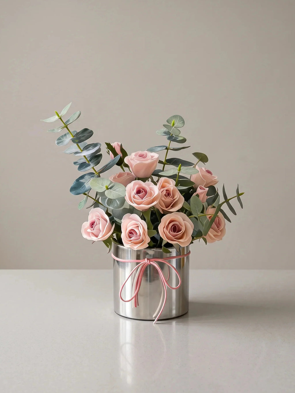Staubige Rose & Eukalyptus-Hug-Eimer Kunstblumenarrangement