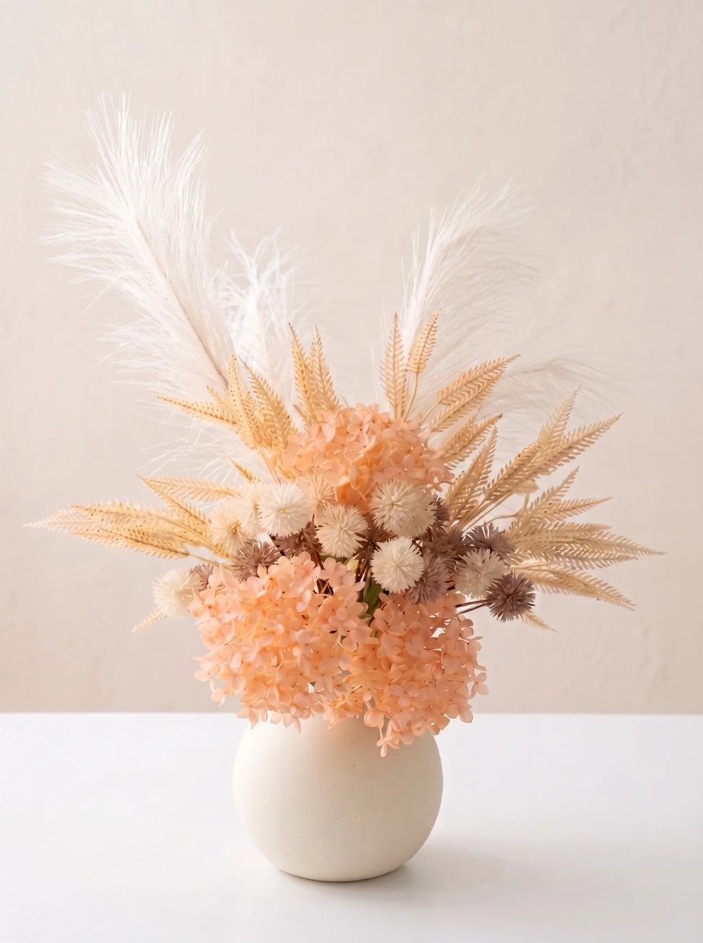 Pfirsichfarbene Hortensie & neutrale Pampasgras-Kunstblumen-Arrangements