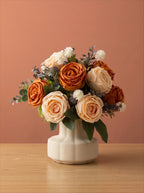 Oljemålning-stil konstgjord blomsterarrangemang - Vintage karamell & krämrosor