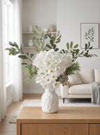Eukalyptus & vit hortensia konstgjord blomsterarrangemang