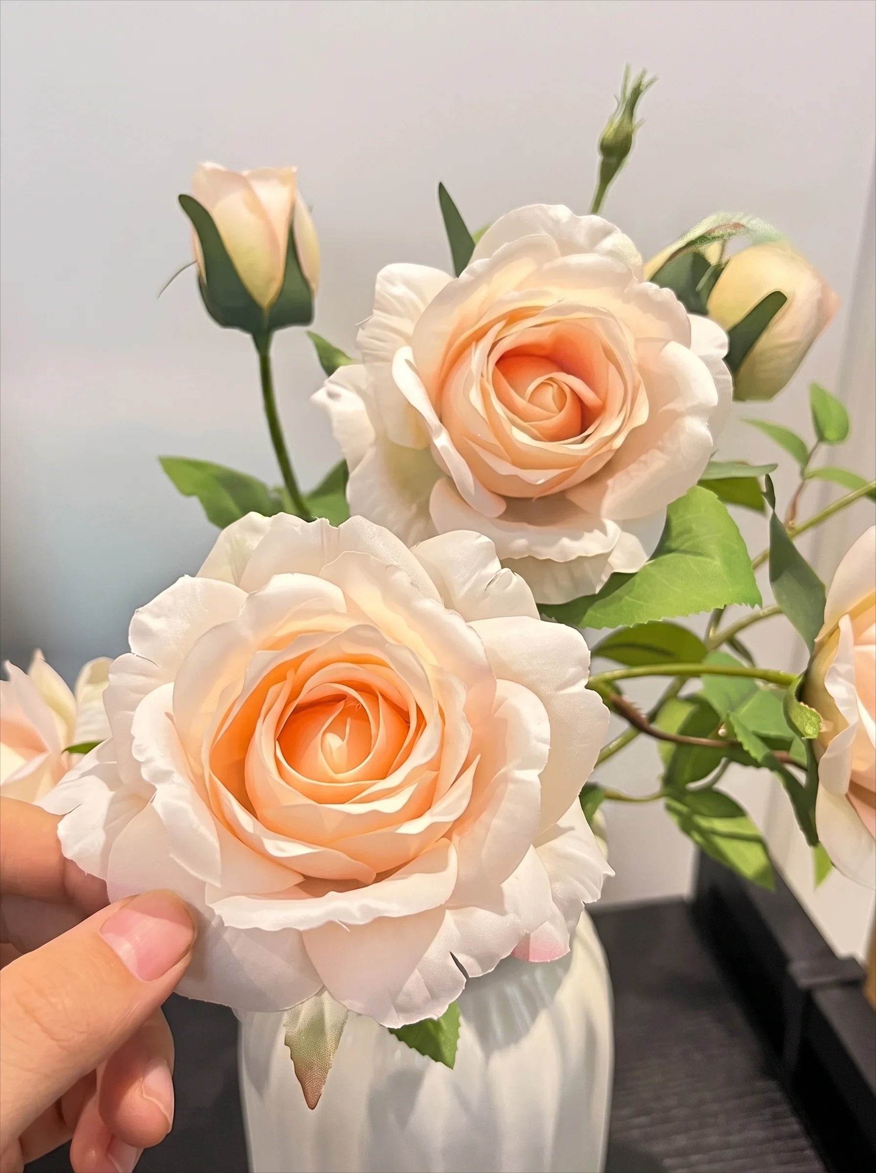 Ethereales Rosenblüten-Ensemble Kunstblumenarrangement