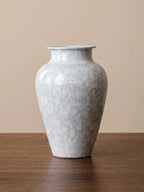 Moderne eisblaue Keramikvase mit Schneeflocken-Glasur