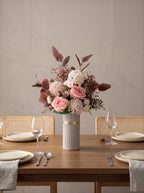 Blush romance luxe roze artisanale kunstbloemschikking