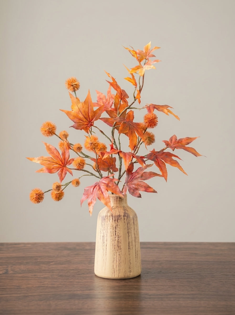 Warm botanisch kunstbloemstuk met esdoornbladeren uit de herfst