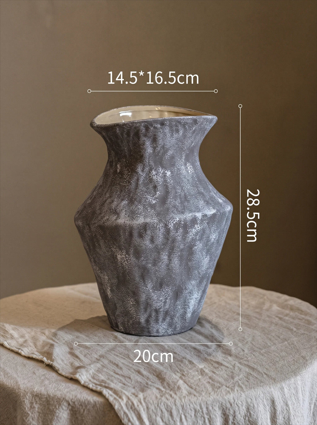 侘び寂びの質感を持つ木炭色の陶器製職人花瓶