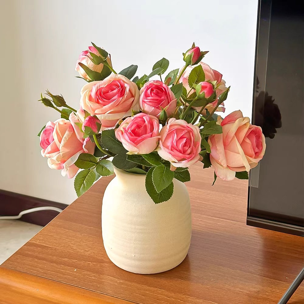 Composition florale fausse Mise en scène de table rose poudré éthérée