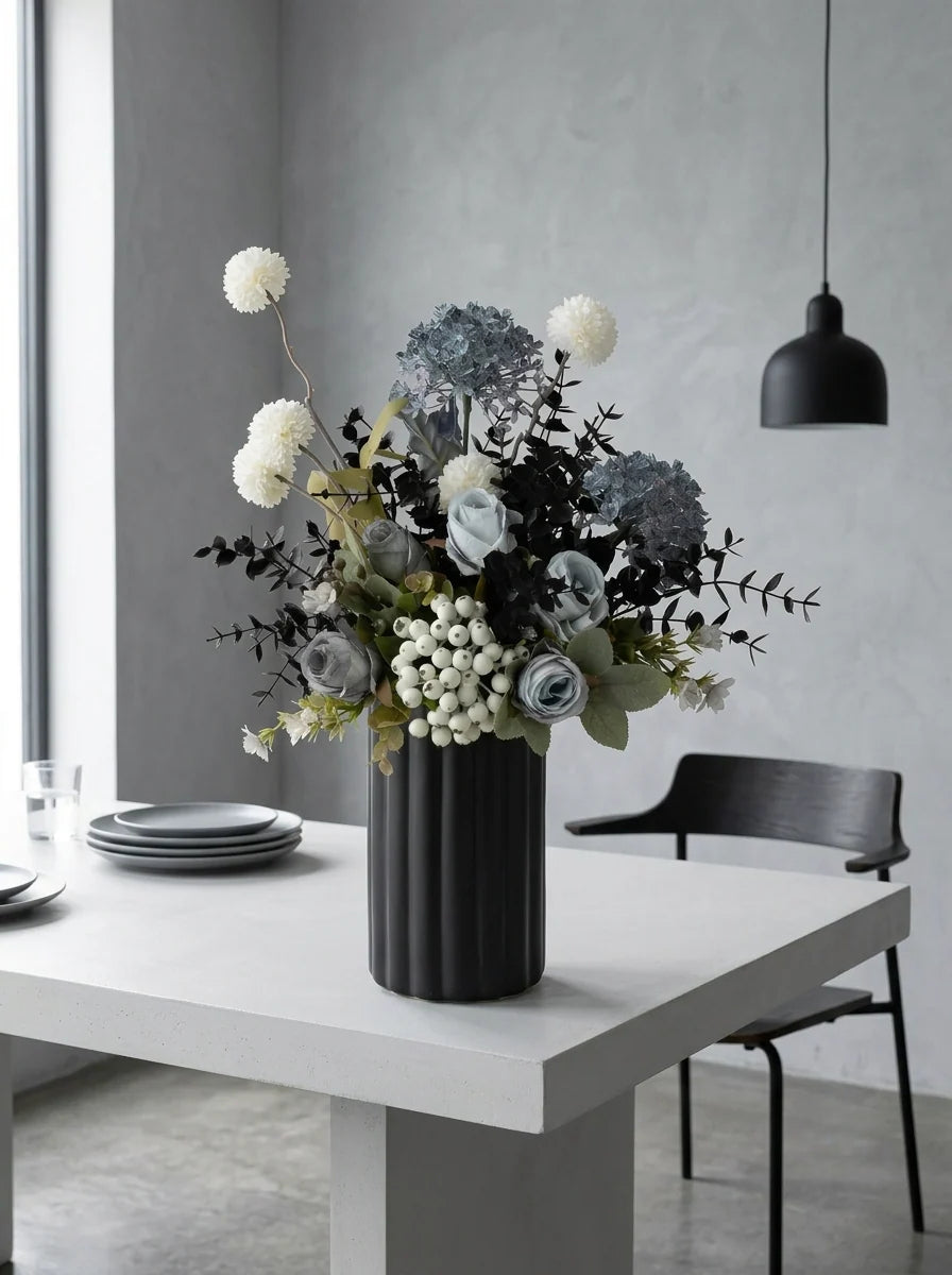 Künstliches Blumenarrangement - Blaue & Weiße Blüten mit Dunklem Laub