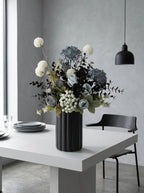 Künstliches Blumenarrangement - Blaue & Weiße Blüten mit Dunklem Laub