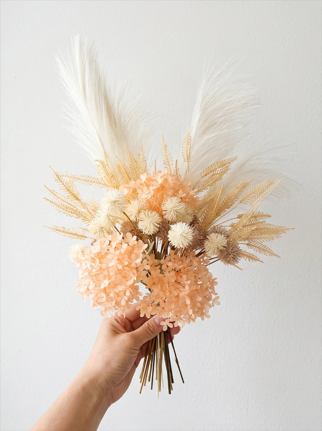 Pfirsichfarbene Hortensie & neutrale Pampasgras-Kunstblumen-Arrangements