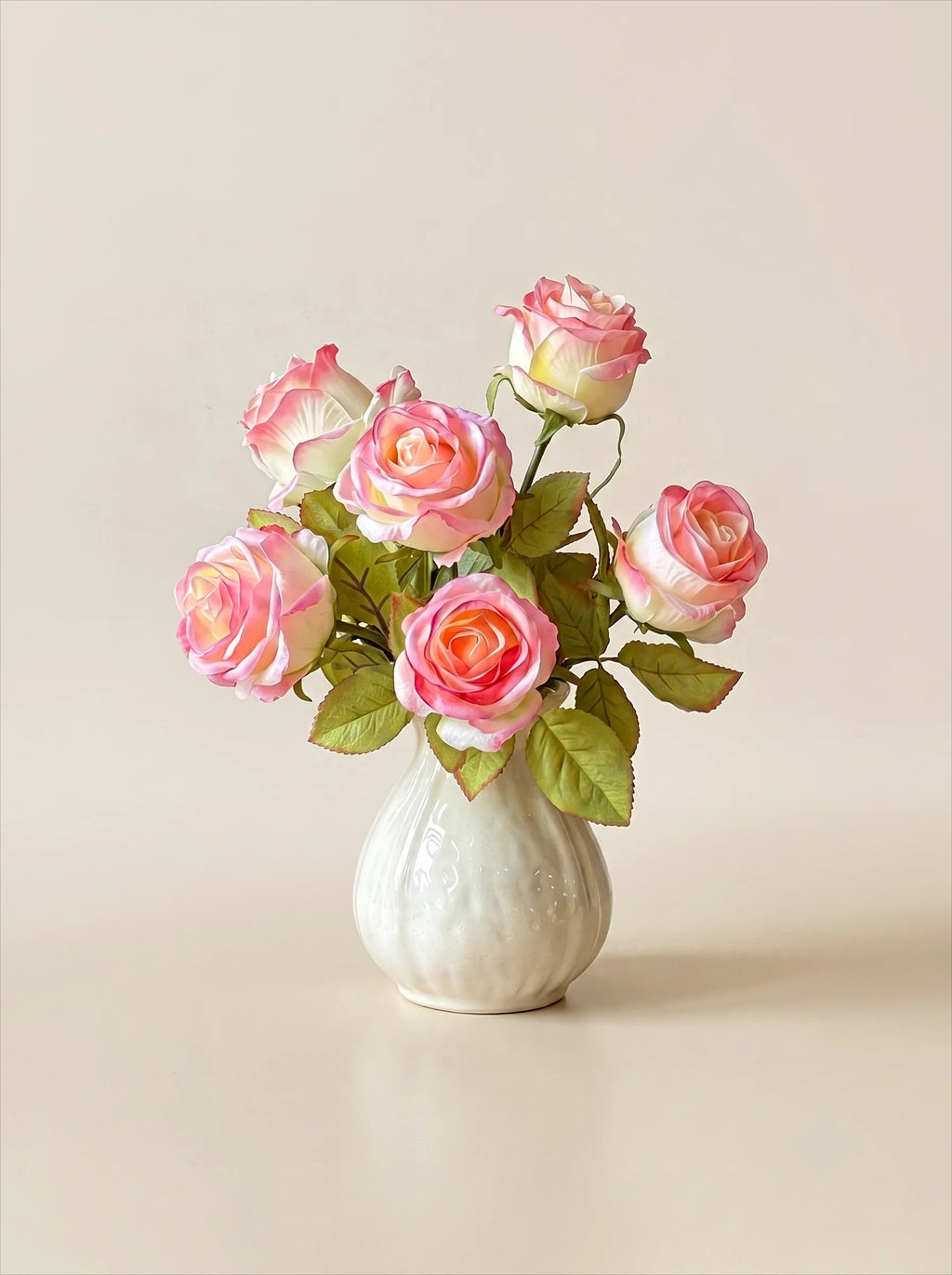 Galerie-Stil Blühende Samtrose Elegantes Kunstblumenarrangement  