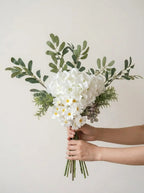 Eukalyptus & vit hortensia konstgjord blomsterarrangemang