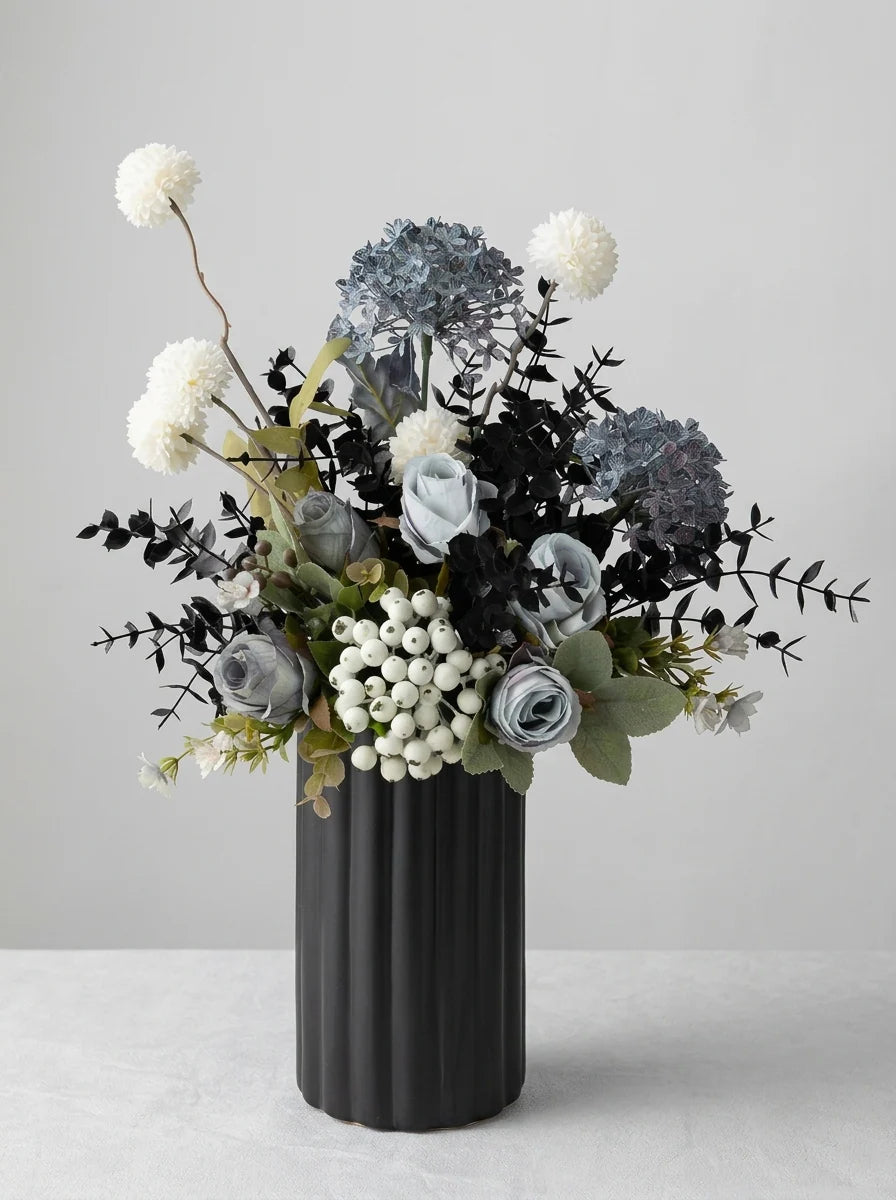 Künstliches Blumenarrangement - Blaue & Weiße Blüten mit Dunklem Laub