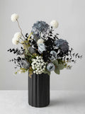 Künstliches Blumenarrangement - Blaue & Weiße Blüten mit Dunklem Laub