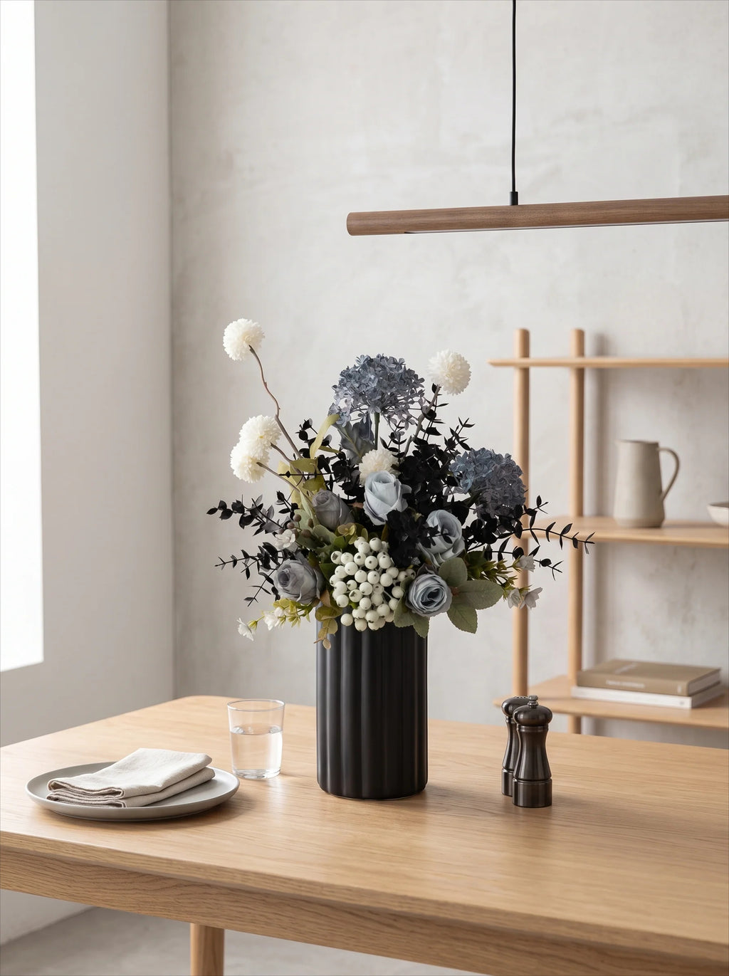 Künstliches Blumenarrangement - Blaue & Weiße Blüten mit Dunklem Laub