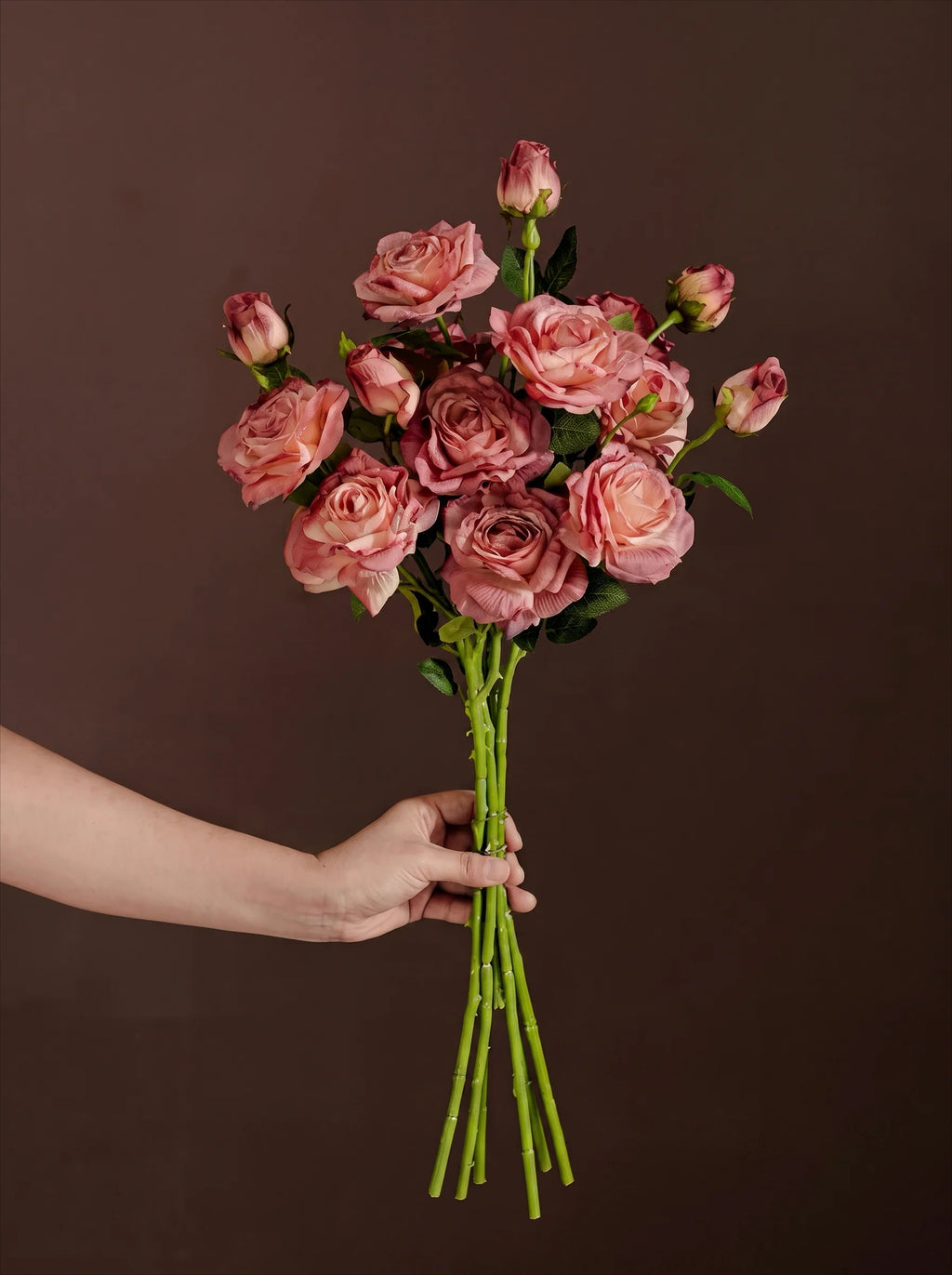 Arrangement floral artificiel élégant - rose rose et verdure