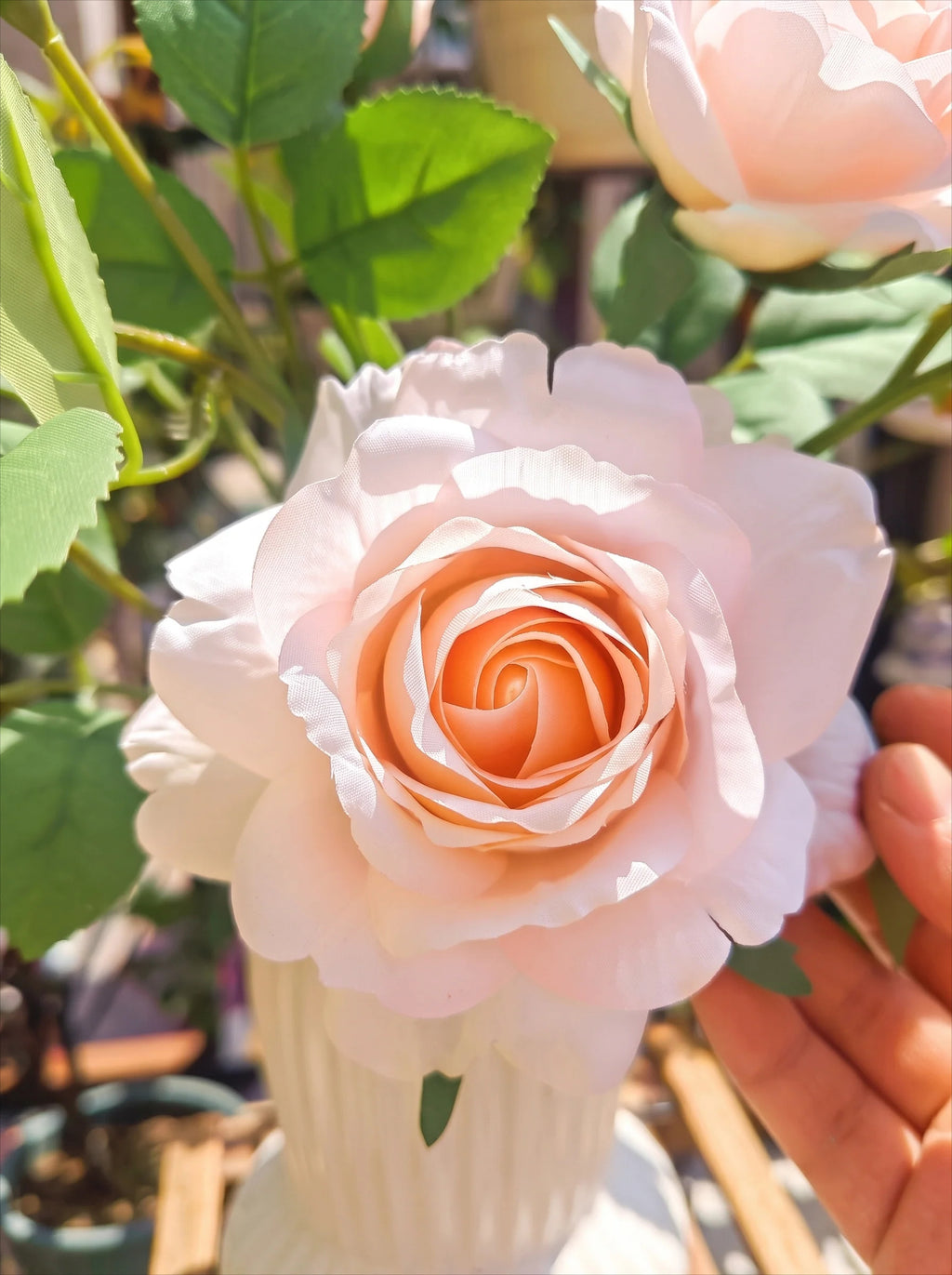 Ethereales Rosenblüten-Ensemble Kunstblumenarrangement