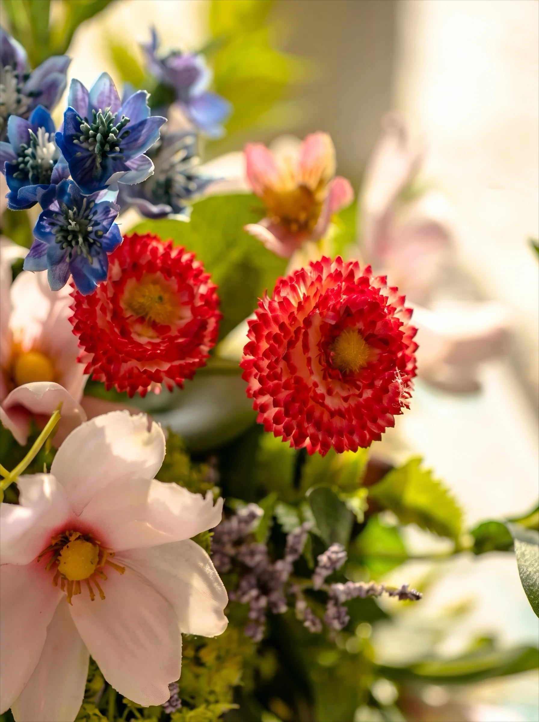 Arrangement floral artificiel multicolore fleurs mélangées avec rose blanche et verdure