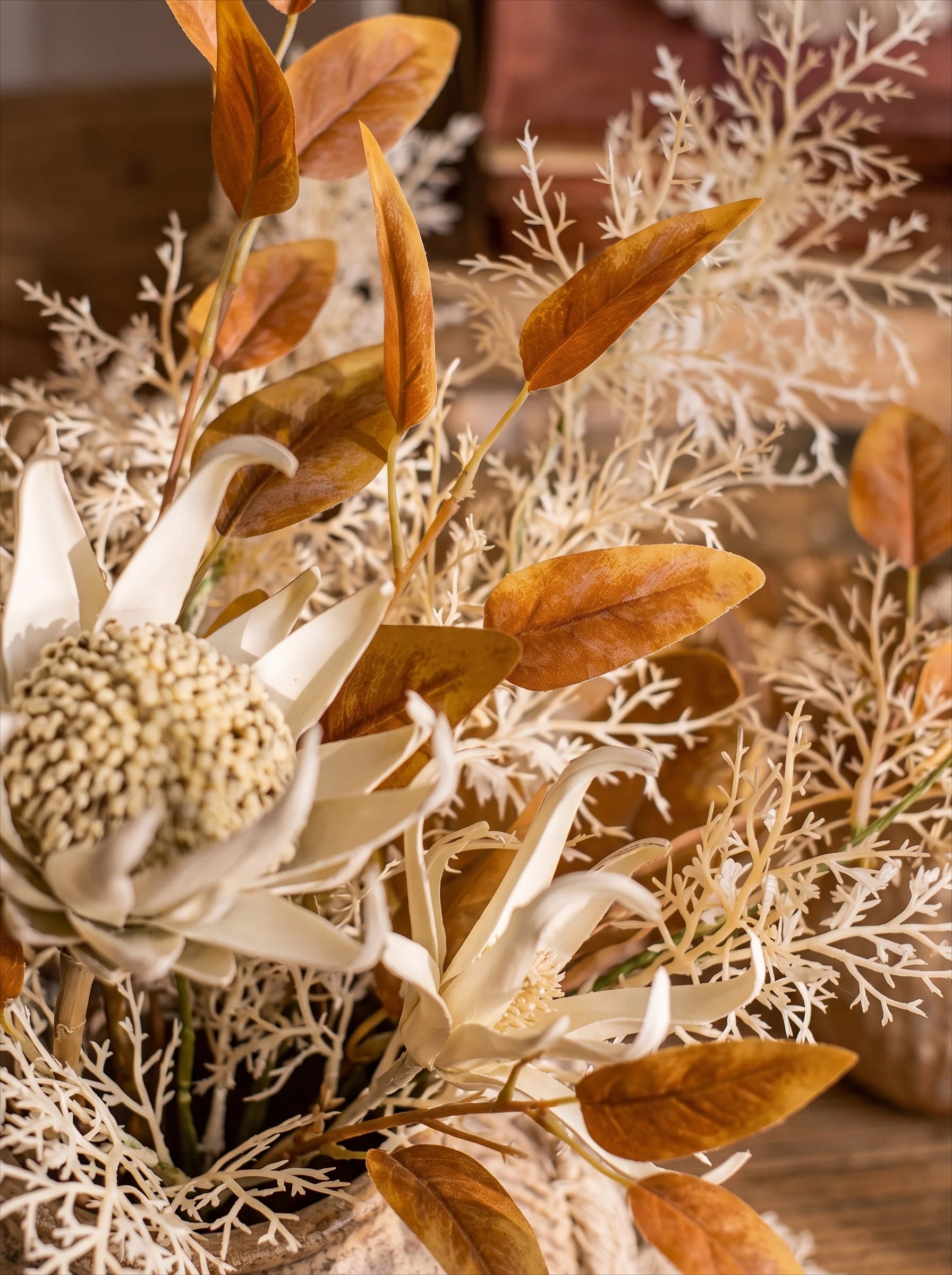 Künstliches Blumenarrangement - Neutrale Töne Protea & Laub