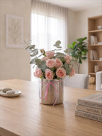 Staubige Rose & Eukalyptus-Hug-Eimer Kunstblumenarrangement