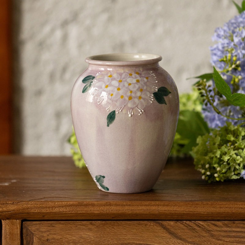 Handbeschilderde keramieken vaas met zachtlila hortensia