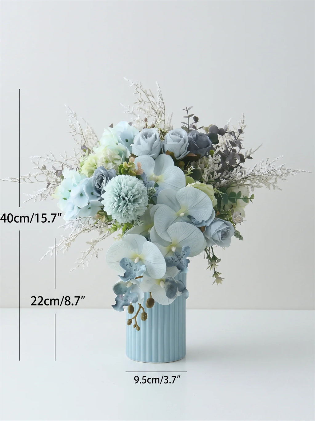 A floral arrangement in a light blue ribbed vase on a white surface against a light gray background, with measurement lines and labels showing the bouquet height of 40 cm, vase height of 22 cm, and vase width of 9.5 cm.