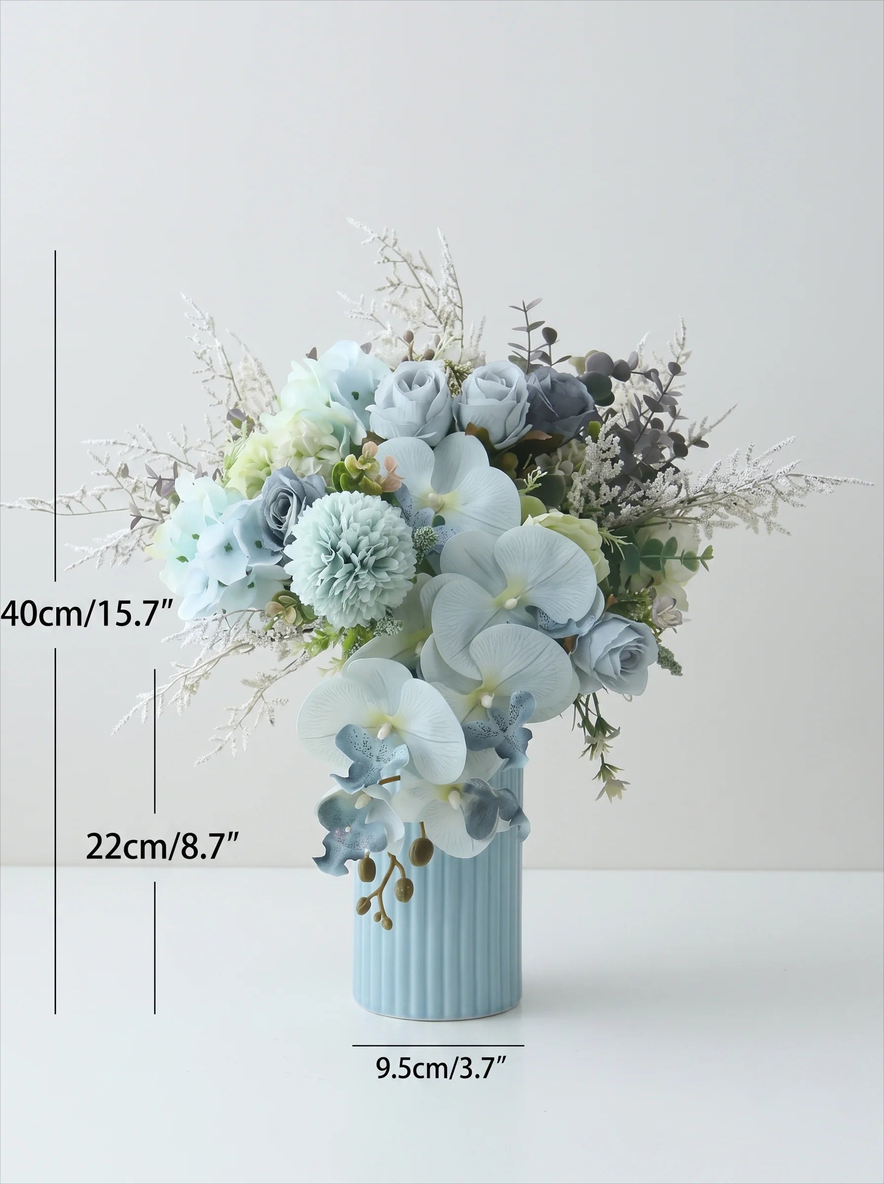 A floral arrangement in a light blue ribbed vase on a white surface against a light gray background, with measurement lines and labels showing the bouquet height of 40 cm, vase height of 22 cm, and vase width of 9.5 cm.