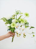 Moderne elegante witte orchidee en groen, kunstbloemschikking