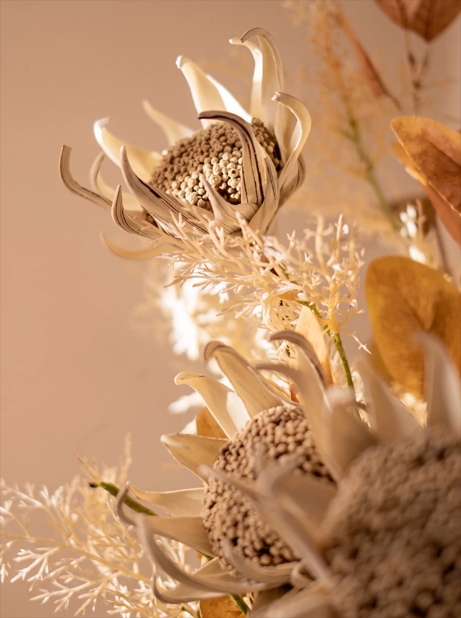 Künstliches Blumenarrangement - Neutrale Töne Protea & Laub