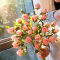 Composition florale fausse Bouquet de roses rose poudré aux bords brûlés