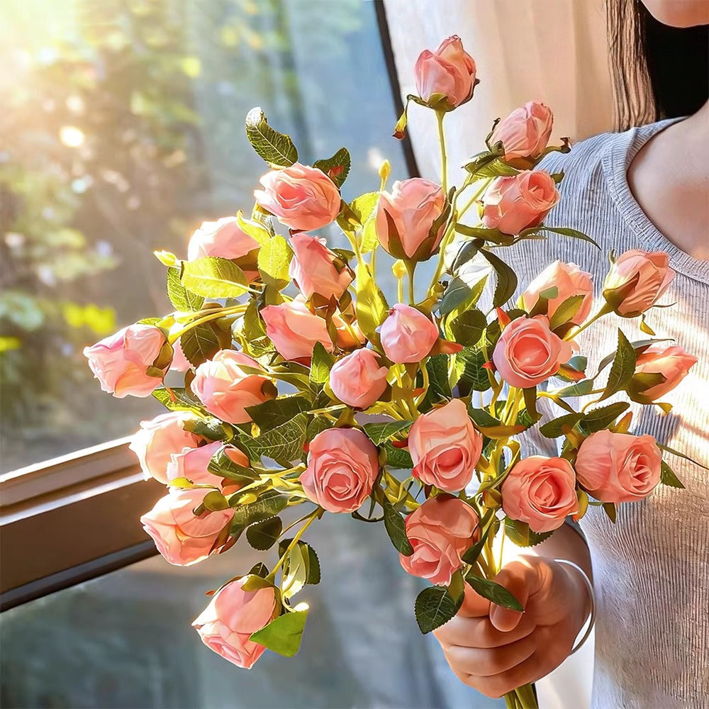 Composition florale fausse Bouquet de roses rose poudré aux bords brûlés