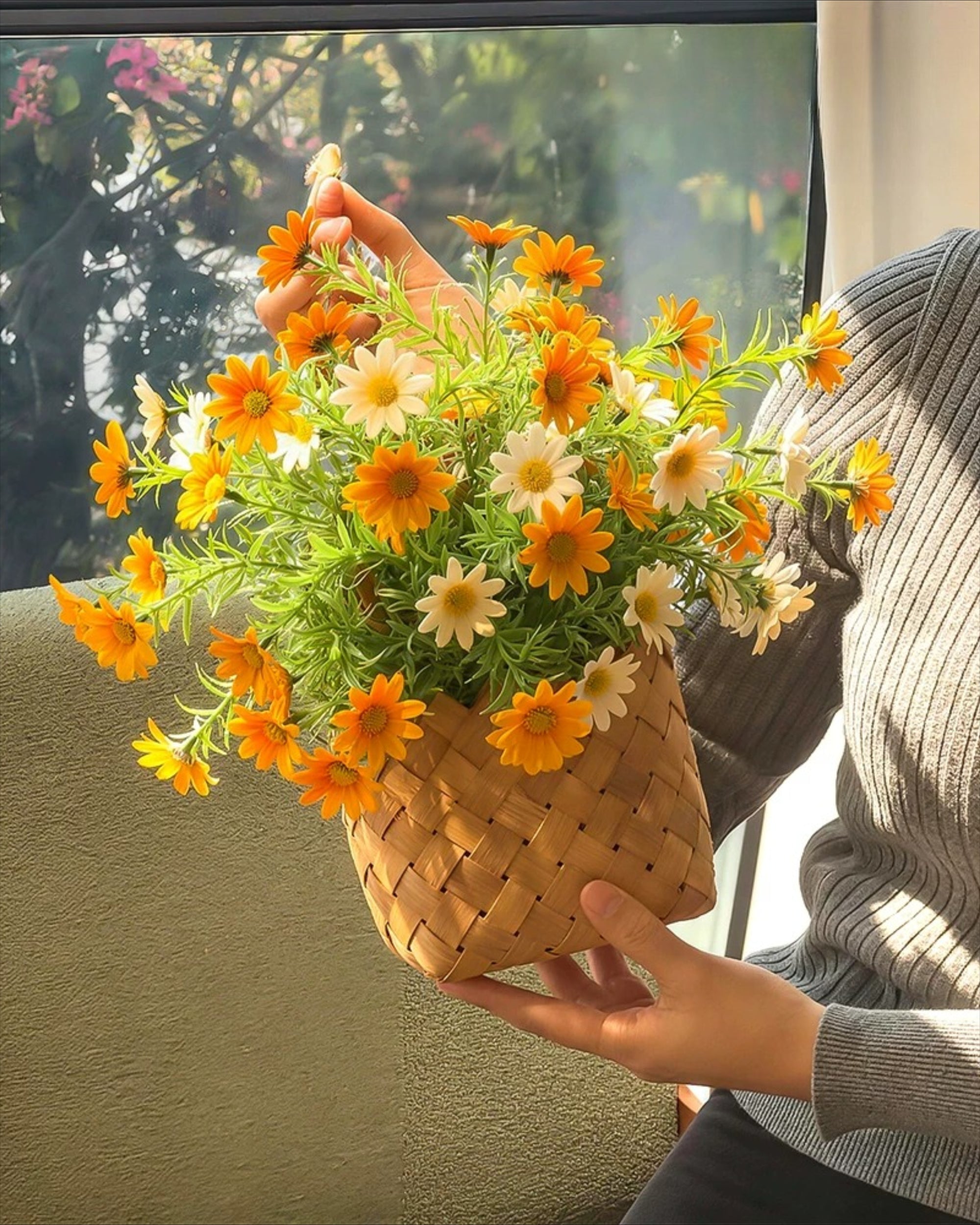 Arrangement floral artificiel Panier Marguerite et Camomille ensoleillés