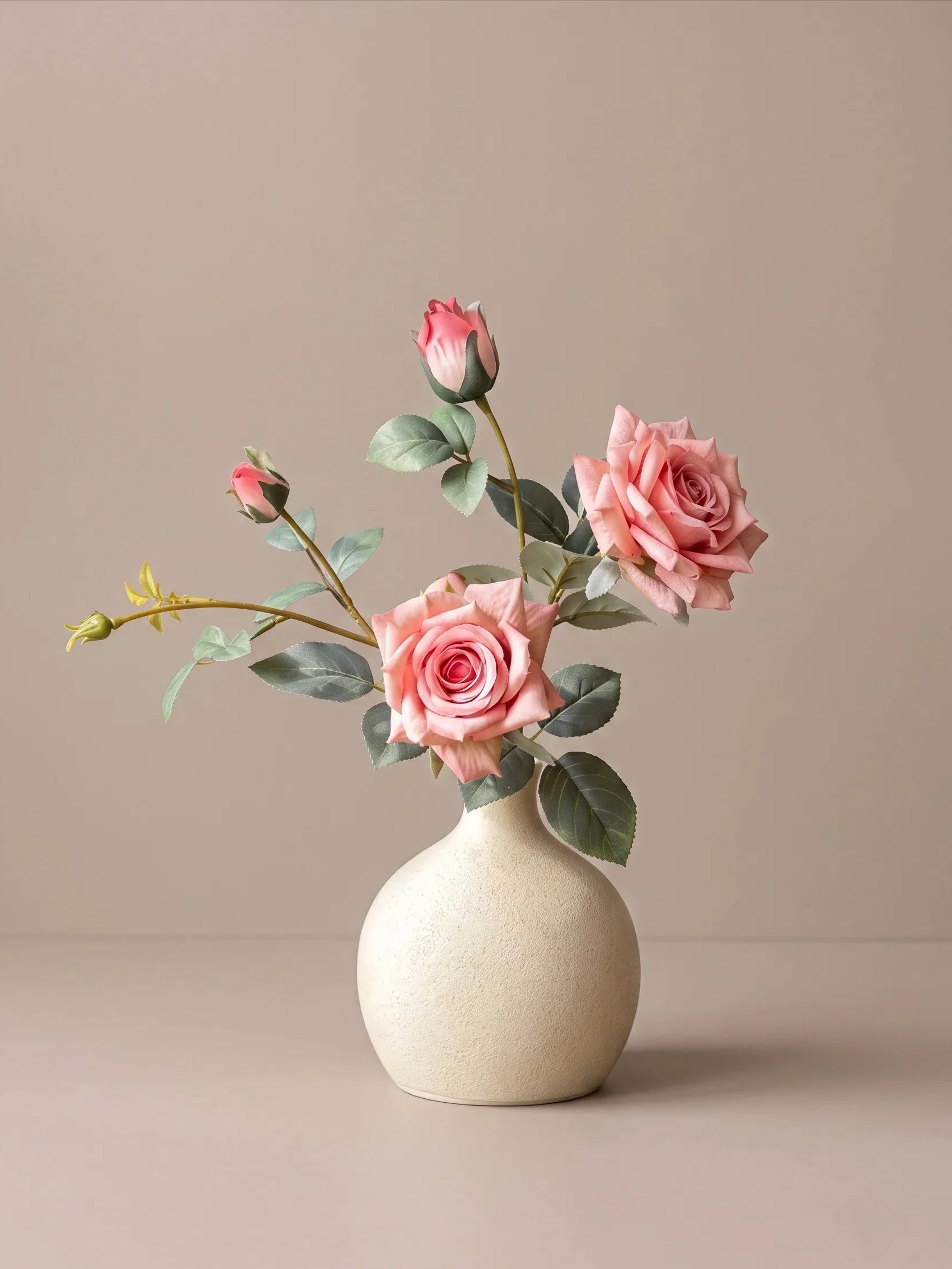 Minimalistisk lyxig konstgjord blomsterarrangemang i blushrosa  