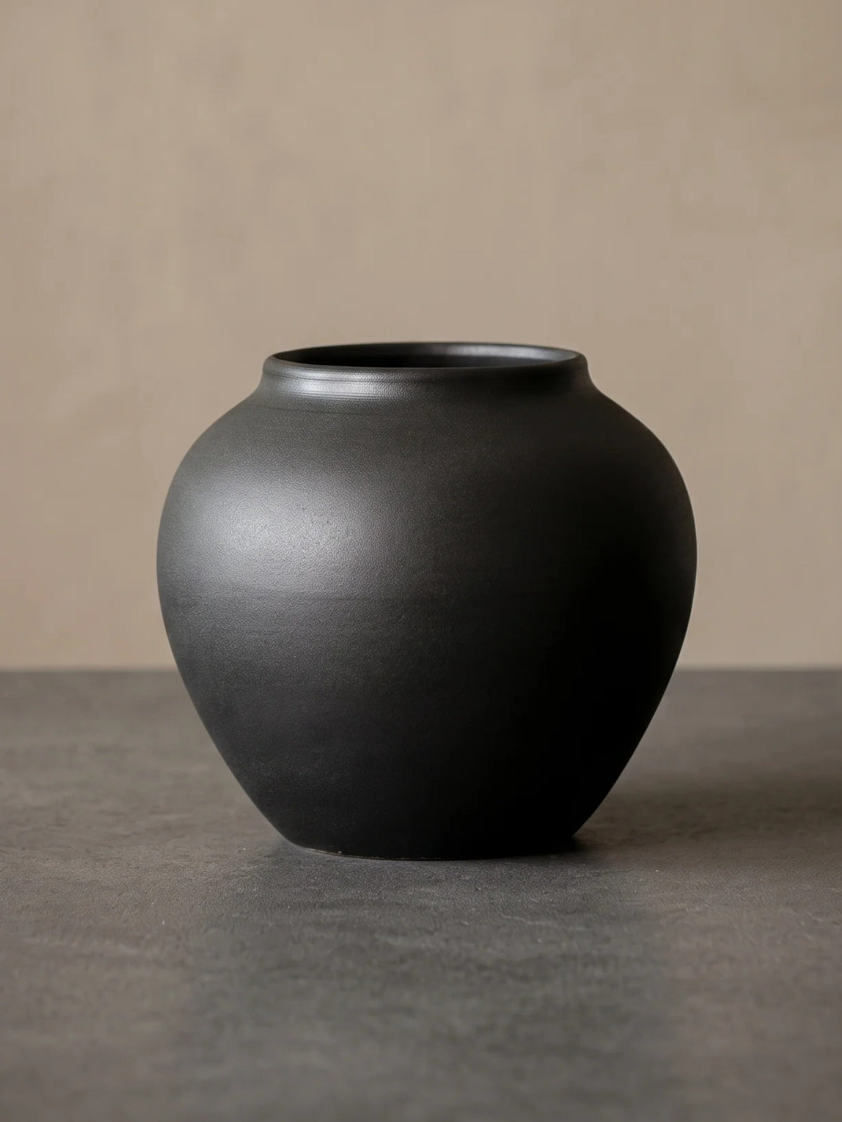 Svart skulptural vas i wabi-sabi-stil