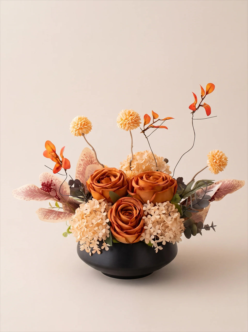 Höstros konstblommig arrangemang med vas