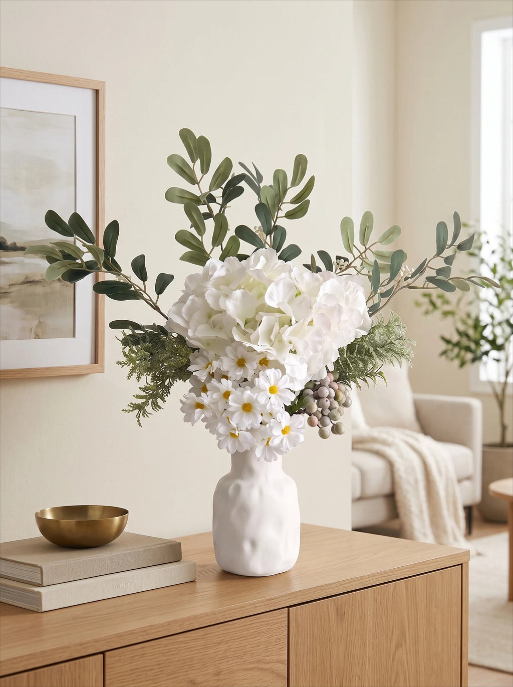 Eukalyptus & vit hortensia konstgjord blomsterarrangemang