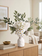 Eukalyptus & vit hortensia konstgjord blomsterarrangemang