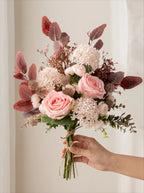 Blush romance luxe roze artisanale kunstbloemschikking