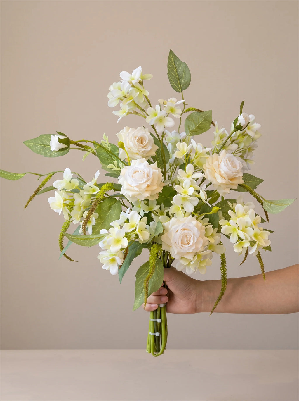 Nordische weiße Rose & Blütenbrise Kunstblumenarrangement