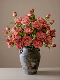 Elegante nepbloemschikking - roze roos & groen