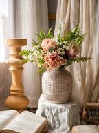Rodnad romans rosa ros hortensia och prästkrage konstblommig arrangemang