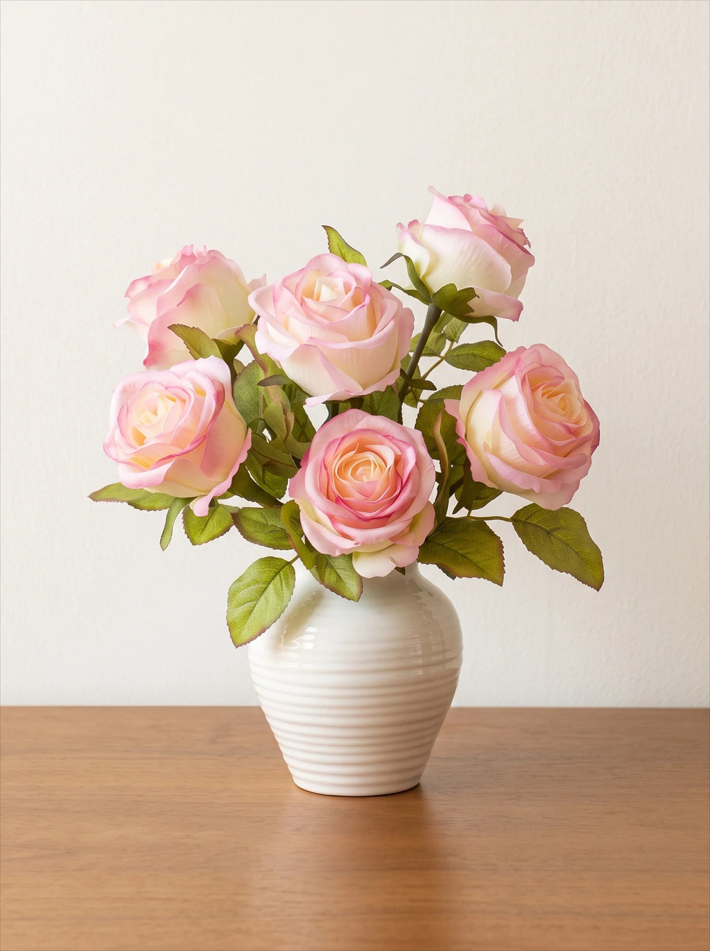 Galerie-Stil Blühende Samtrose Elegantes Kunstblumenarrangement  