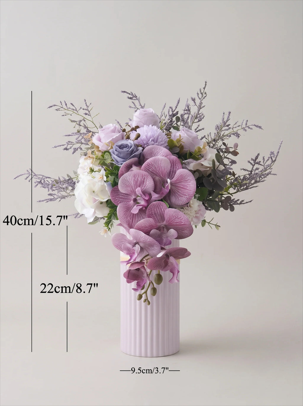 A floral arrangement in a pale lavender ribbed vase on a light warm-gray background, with overlaid dimension lines and text showing the height (40cm/15.7" and 22cm/8.
