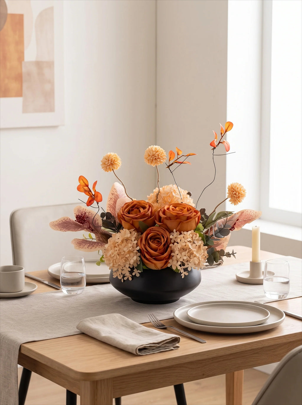 Höstros konstblommig arrangemang med vas