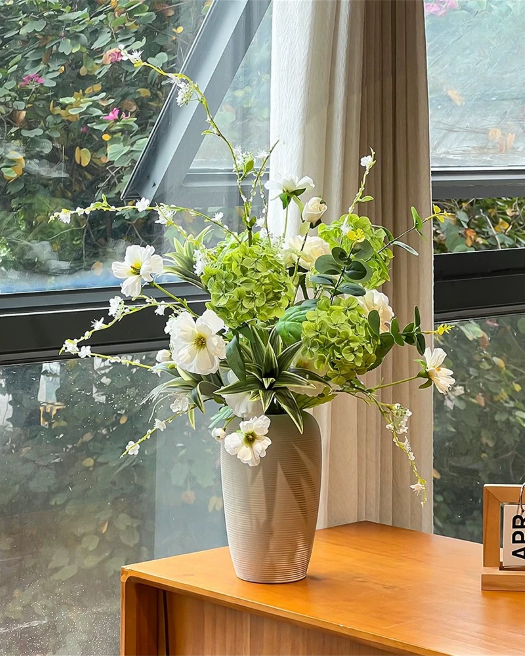 Arrangement floral artificiel Hortensia Vert Frais Vintage et Cosmos Blanc