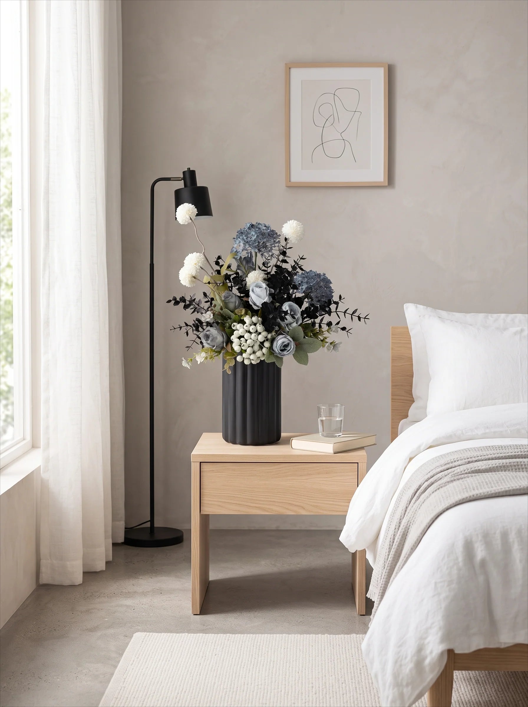 Künstliches Blumenarrangement - Blaue & Weiße Blüten mit Dunklem Laub