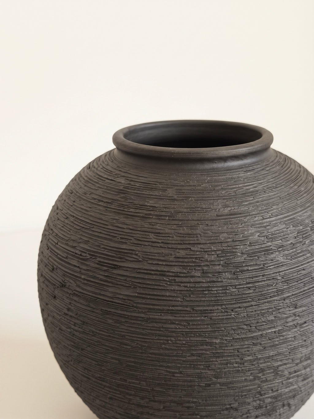Strukturierte Keramikvase in distressed Weiß im Wabi-Sabi-Stil